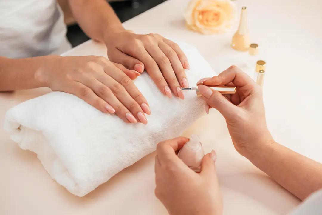 healthy-beautiful-manicure-manicurist