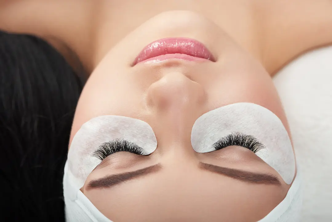 photo-comparison-womans-normal-fake-enlarged-lashes