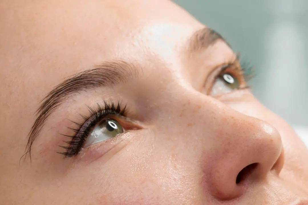 woman-with-eyelashes-extension-side-view